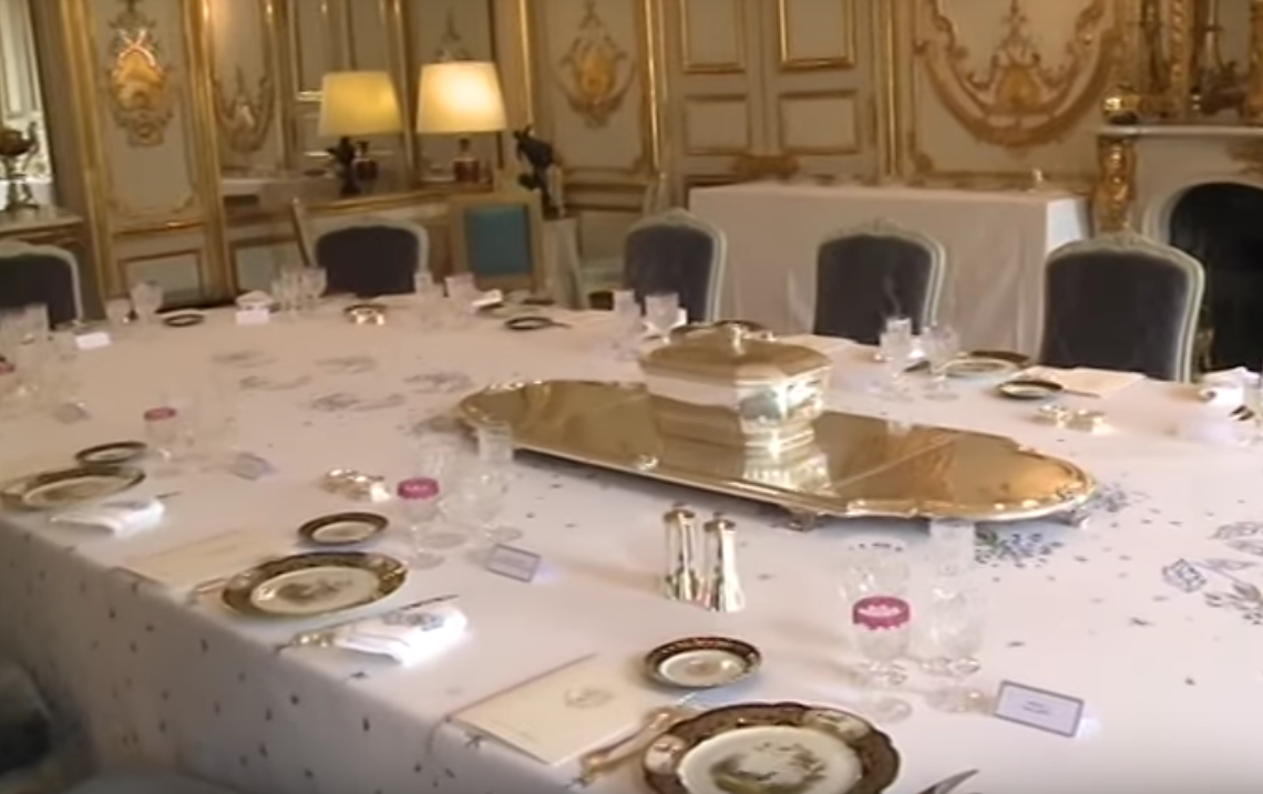 La vaisselle de Macron. Dresser-table-française-elysee-2