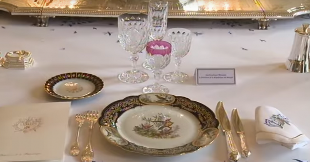 La vaisselle de Macron. Dresser-table-française-elysee-3-1024x538